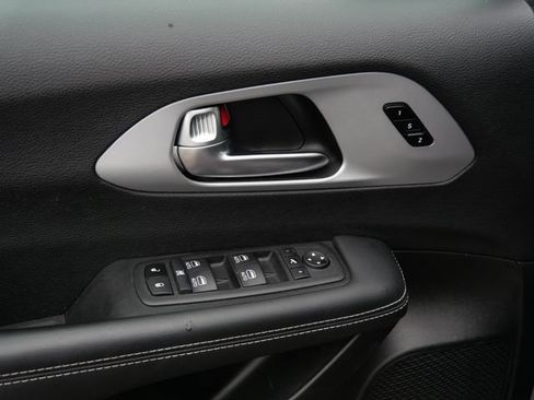 Used 2025 Chrysler Pacifica Limited FWD image 16