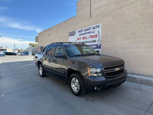 Used 2011 Chevrolet Avalanche LT image 1
