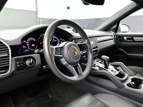 Certified 2022 Porsche Cayenne Platinum Edition image 4