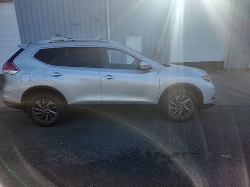 Used 2016 Nissan Rogue SL image 2