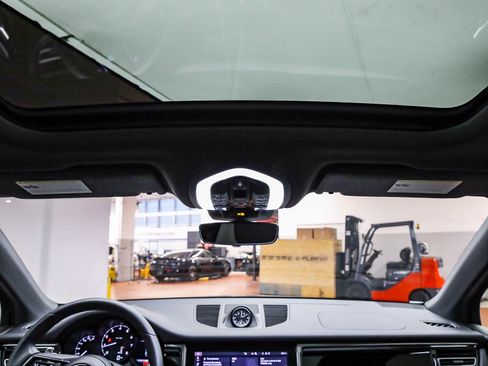 Used 2025 Porsche Macan image 20