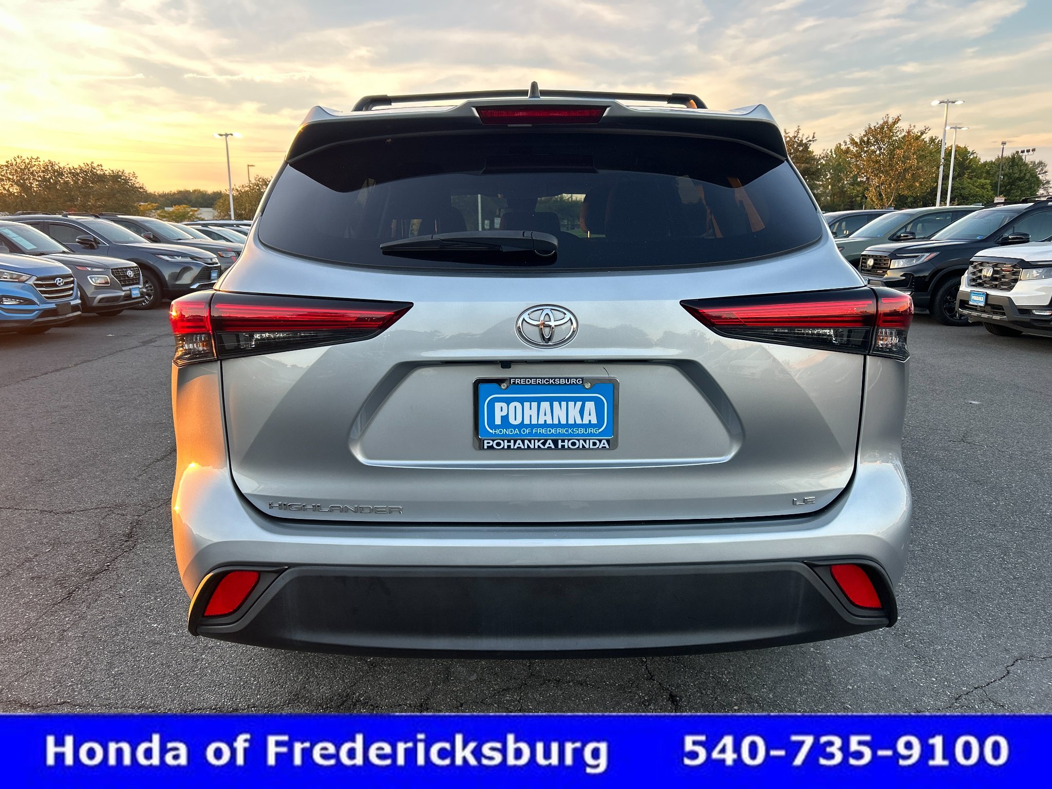 Used 2023 Toyota Highlander LE FWD image 5