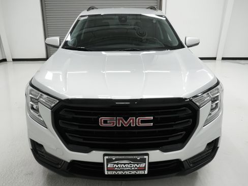 Used 2022 GMC Terrain SLT w/ LPO, 'HIT The Road' Package image 2