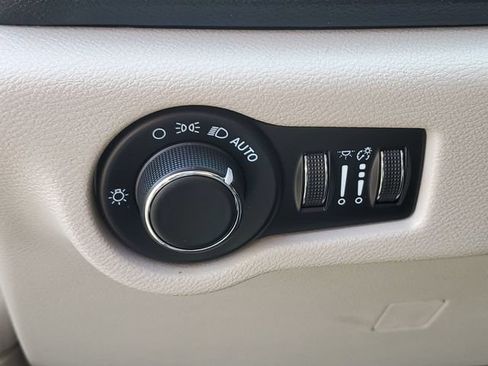 Used 2022 Chrysler Voyager LX FWD image 9