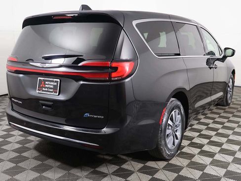 Used 2023 Chrysler Pacifica Touring-L FWD image 11
