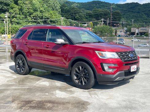 Used 2017 Ford Explorer XLT w/ Equipment Group 202A AWD/4WD image 1