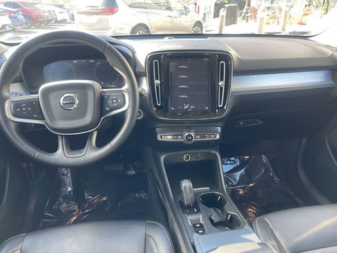 Used 2020 Volvo XC40 T5 Momentum image 12