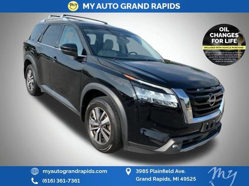 Used 2022 Nissan Pathfinder SL AWD/4WD image 1