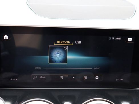 Used 2020 Mercedes-Benz GLB 250 w/ Premium Package image 37