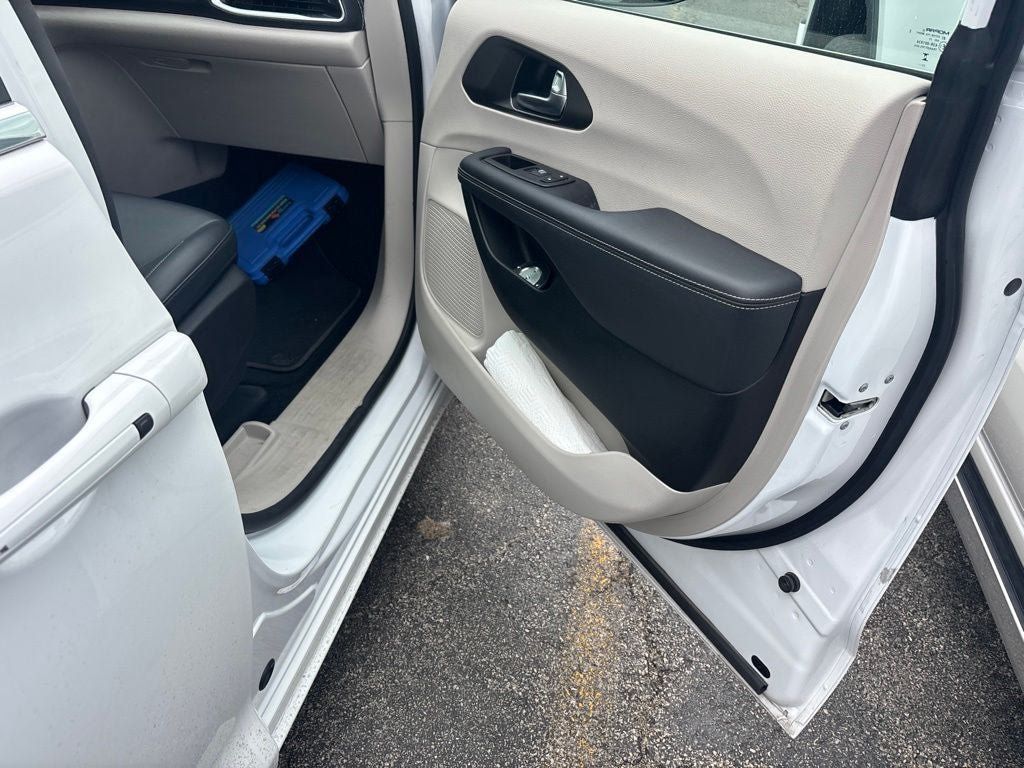 Used 2024 Chrysler Pacifica Limited FWD image 17