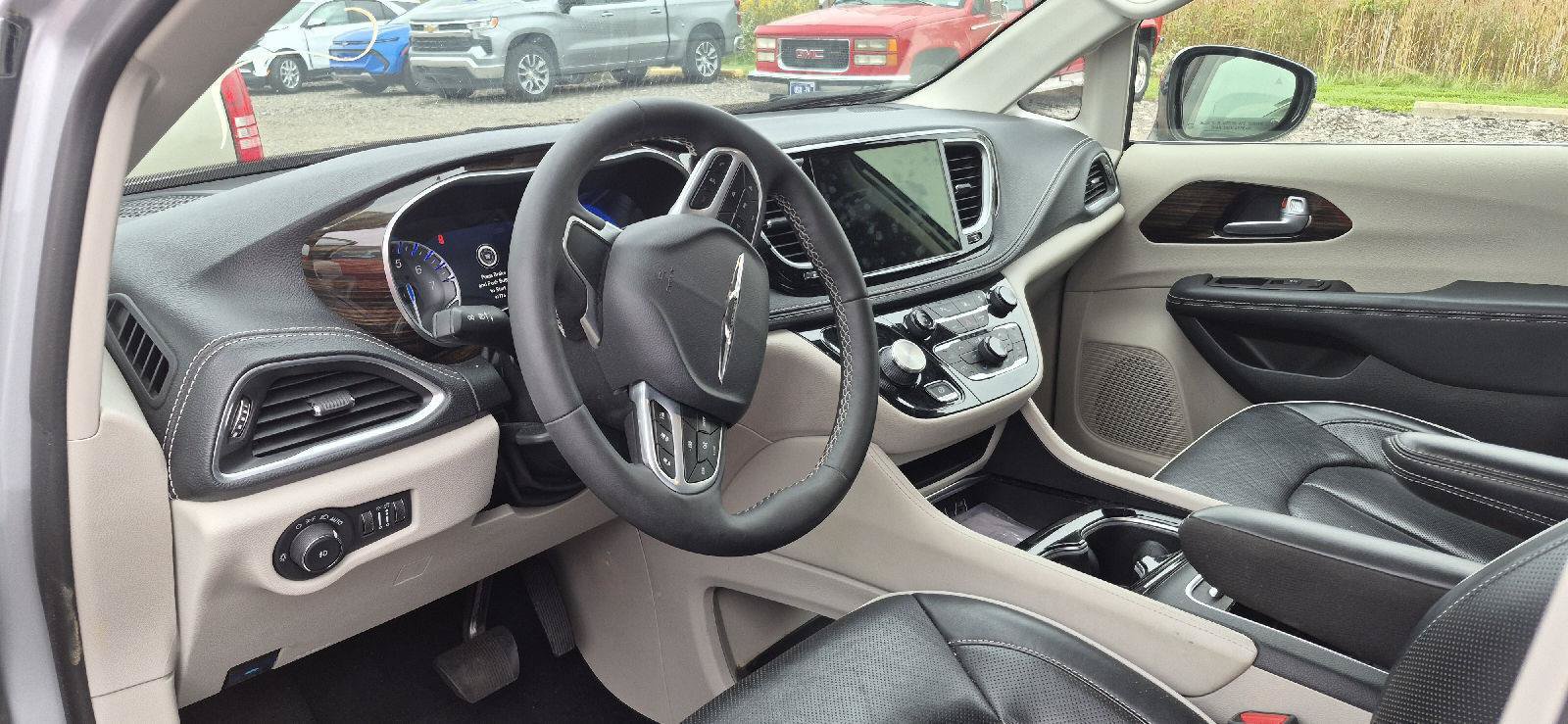 Used 2024 Chrysler Pacifica Limited FWD image 9
