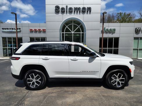 Certified 2025 Jeep Grand Cherokee Limited w/ Luxury Tech Group II AWD/4WD image 1