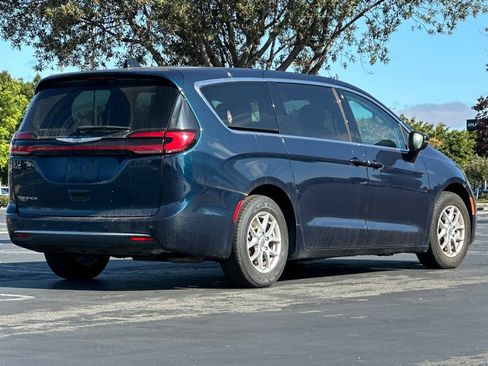 Used 2023 Chrysler Pacifica Touring-L FWD image 4