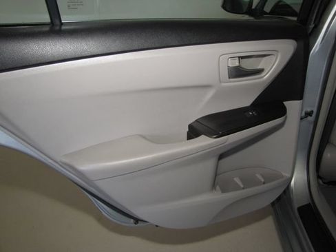 Used 2016 Toyota Camry LE FWD image 12
