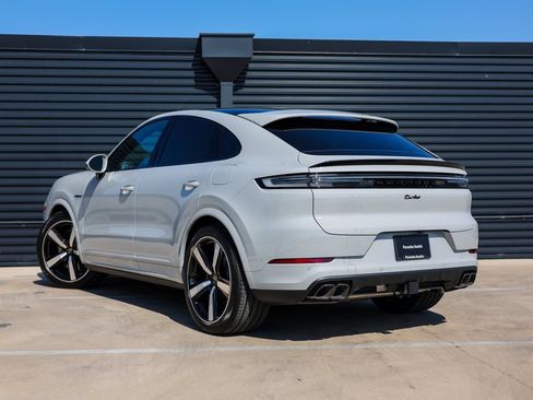 New 2025 Porsche Cayenne Turbo image 3