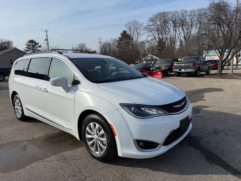 Used 2017 Chrysler Pacifica Touring-L image 7