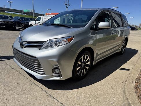 Used 2020 Toyota Sienna XLE w/ XLE Navigation Package image 6