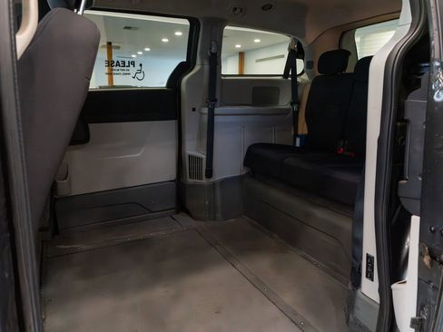 Used 2010 Dodge Grand Caravan SXT FWD image 9