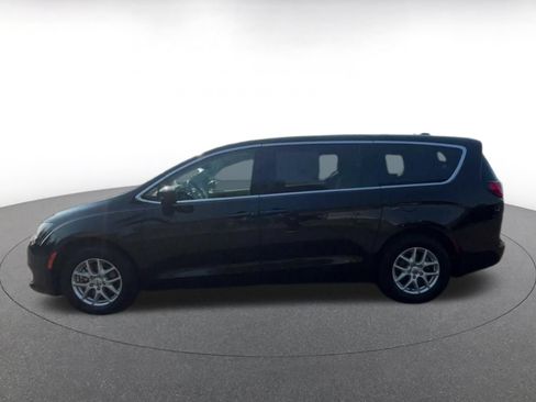 Used 2024 Chrysler Voyager LX FWD image 7