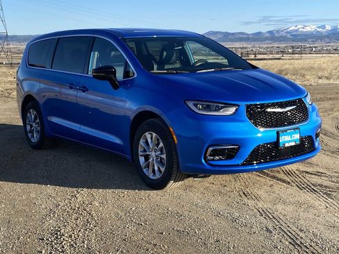 New 2026 Chrysler Pacifica Limited image 11