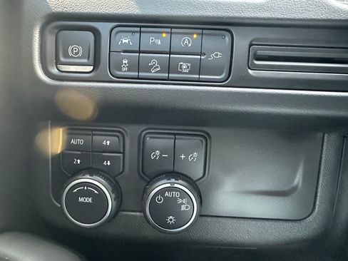 Used 2022 Chevrolet Tahoe Z71 w/ Luxury Package AWD/4WD image 7