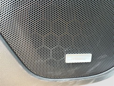 Used 2023 GMC Acadia SLT w/ Elevation Edition image 10