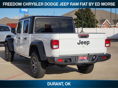 Used 2023 Jeep Gladiator Sport image 5