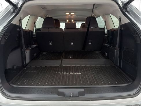 Used 2022 Toyota Highlander LE FWD image 25