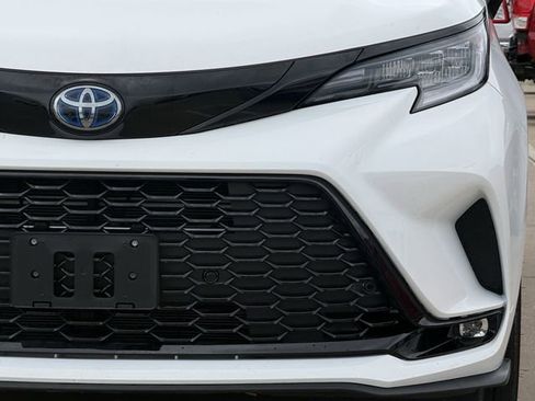 Used 2025 Toyota Sienna XSE FWD image 9