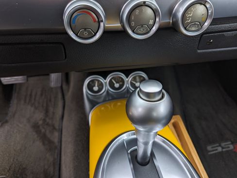 Used 2004 Chevrolet SSR w/ Preferred Equipment Group image 17