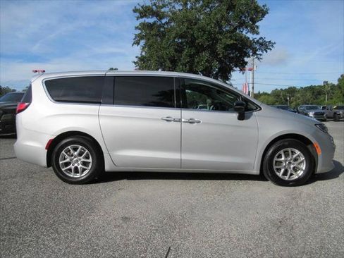 Certified 2024 Chrysler Pacifica Touring-L FWD image 2