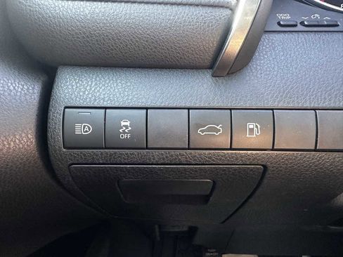 Used 2018 Toyota Camry LE image 23