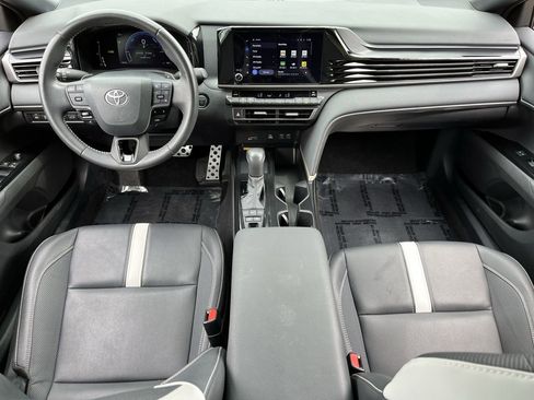 Used 2025 Toyota Camry SE w/ Convenience Package FWD image 9