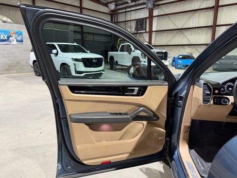 Used 2019 Porsche Cayenne AWD/4WD image 11