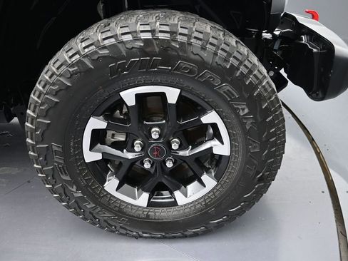 Used 2024 Jeep Gladiator Rubicon w/ Safety Group AWD/4WD image 9