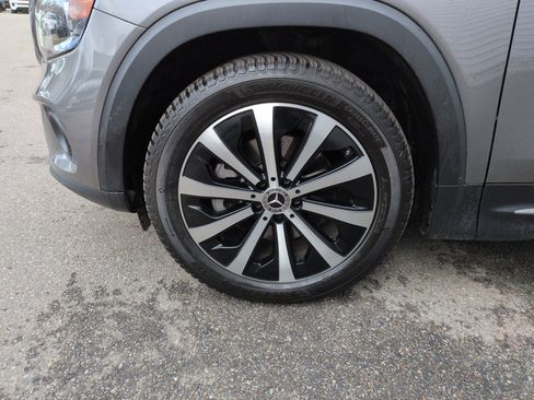 Used 2023 Mercedes-Benz GLB 250 4MATIC w/ Premium Package image 11