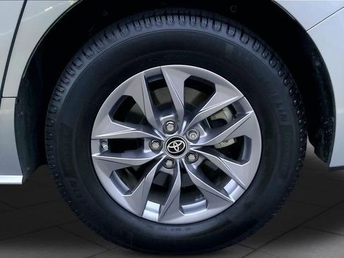Used 2023 Toyota Sienna XLE FWD image 11