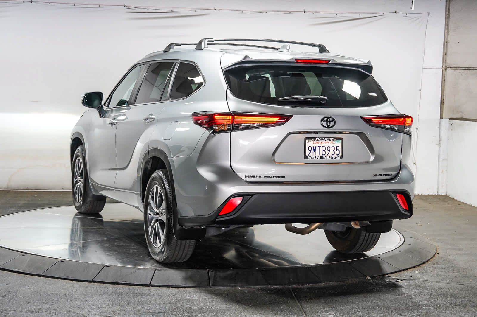 Used 2024 Toyota Highlander XLE AWD/4WD image 2