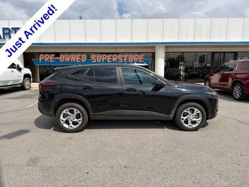 Used 2025 Chevrolet Trax LS w/ LS Convenience Package FWD image 2