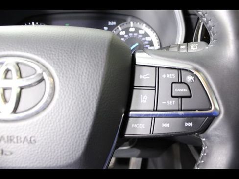 Used 2021 Toyota Highlander XLE AWD/4WD image 23