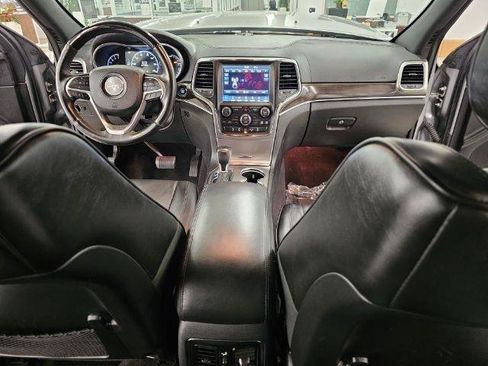Used 2018 Jeep Grand Cherokee Overland AWD/4WD image 9