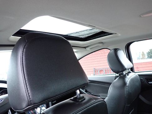 Used 2017 Ford Focus Titanium FWD image 9
