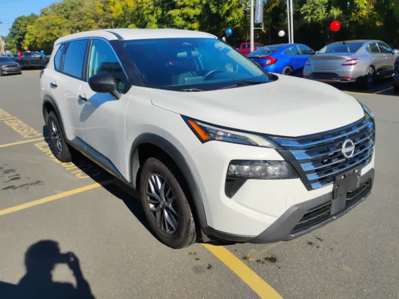 Used 2024 Nissan Rogue S AWD/4WD image 2