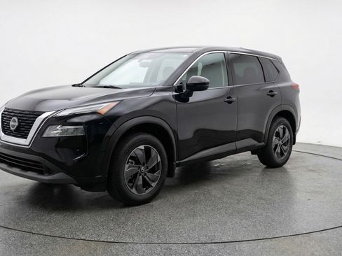 Used 2025 Nissan Rogue SV image 3