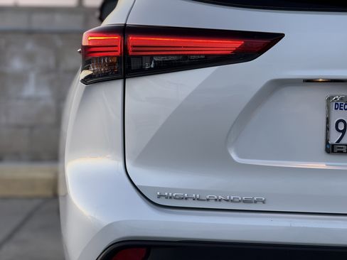 Used 2023 Toyota Highlander XSE image 12