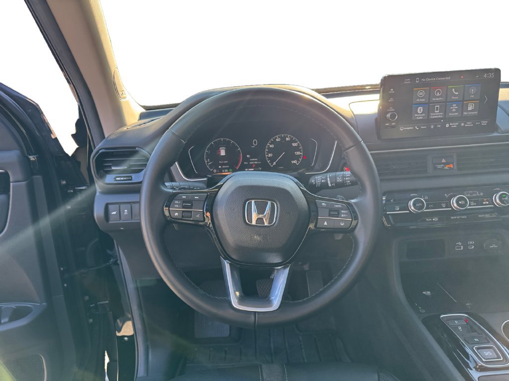 Used 2025 Honda Pilot Touring image 13