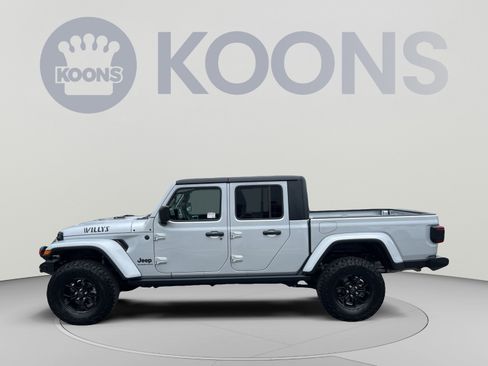 Used 2024 Jeep Gladiator Sport AWD/4WD image 2