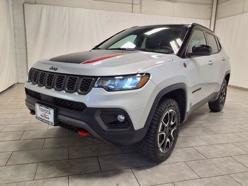 Used 2025 Jeep Compass Trailhawk AWD/4WD image 3