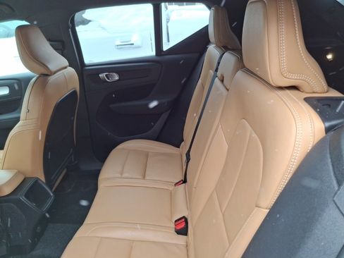 Used 2020 Volvo XC40 T4 Momentum image 14