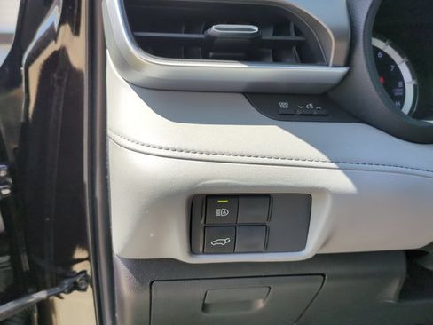 Used 2020 Toyota Highlander LE FWD image 13
